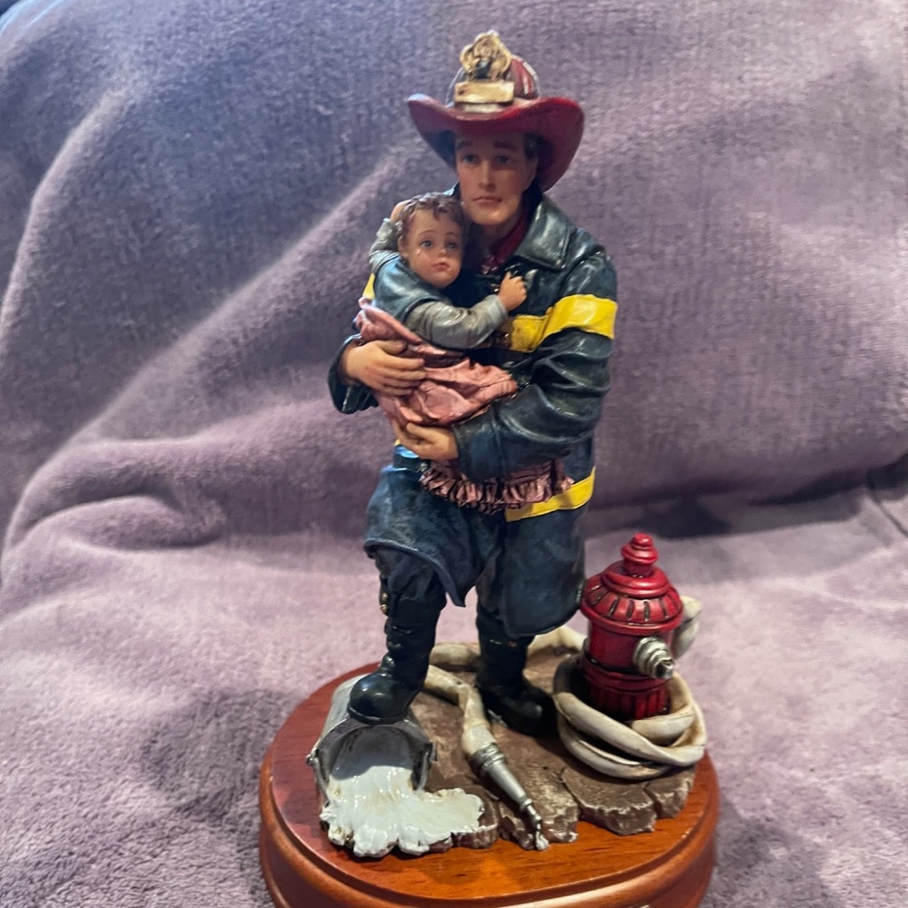 HERO 1998 Special Edition fireman music box, plays "We made it" by Barry Manilow